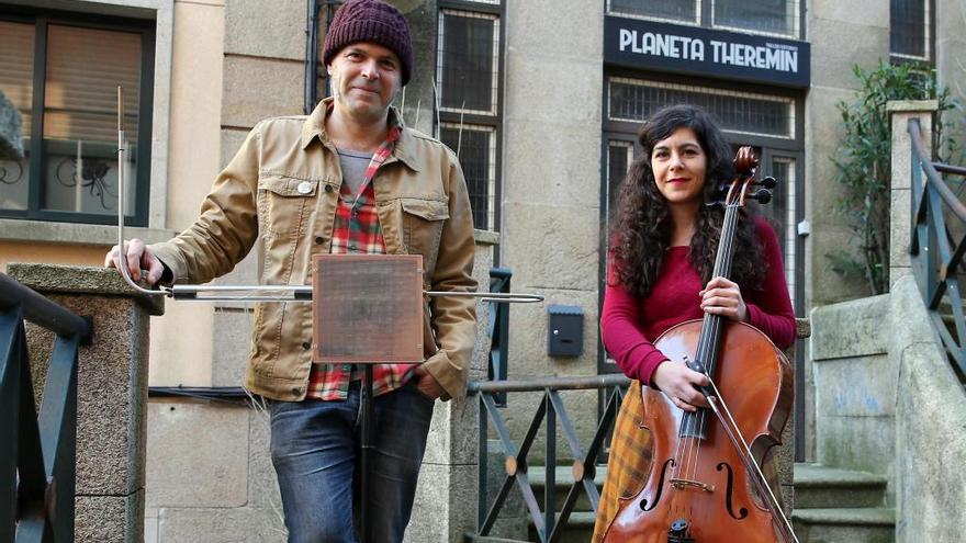 Paulo Pascual, con su theremin y Macarena Montesinos. // Marta G. Brea