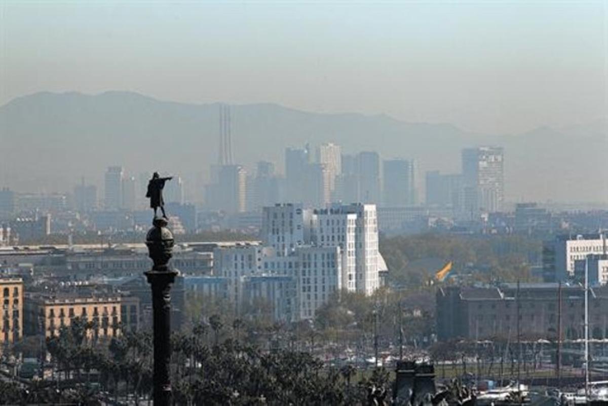 Contaminació sobre la ciutat de Barcelona, vistades de Montjuïc. Contaminació sobre la ciutat de Barcelona, vistades de Montjuïc.