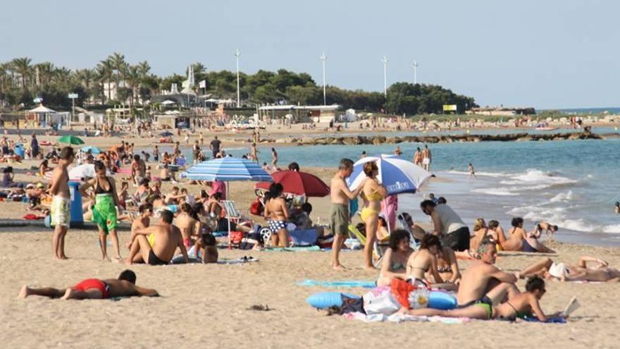 Salvan la vida a 2 turistas en la playa Fortí de Vinaròs e ingresan en la UCI