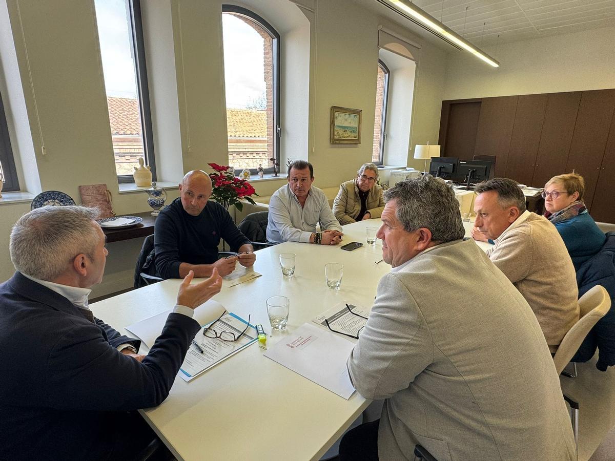 El conseller de Pesca, Miguel Barrachina, se ha reunido este viernes con los representantes de las tres Federaciones de Cofradías de Pescadores de la Comunitat Valenciana