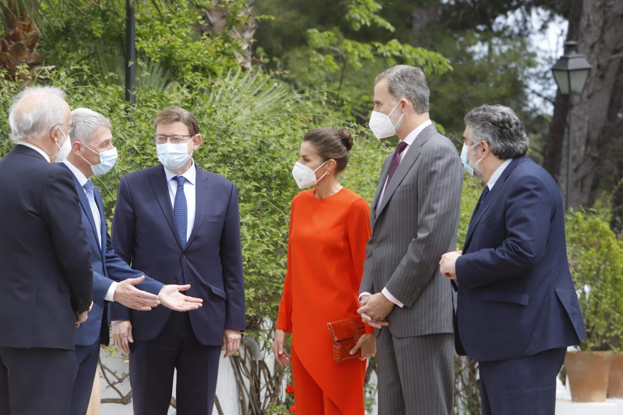 El vibrante look 'low cost' de la reina Letizia en Oliva para la entrega del Cervantes a Brines