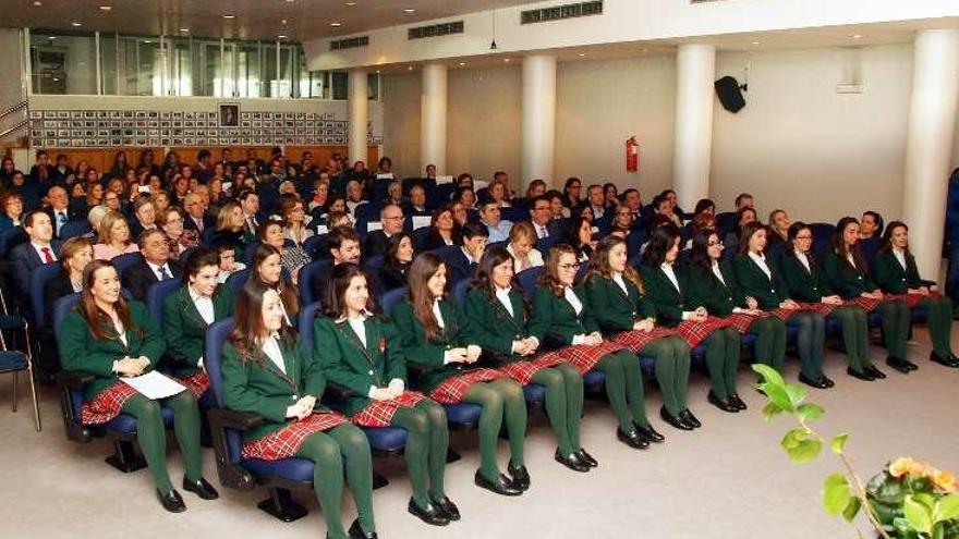 Las alumnas atendieron a los discursos de los asistentes. // FdV