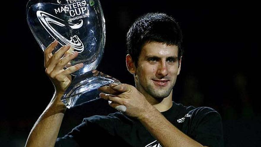 Djokovic, con su trofeo.