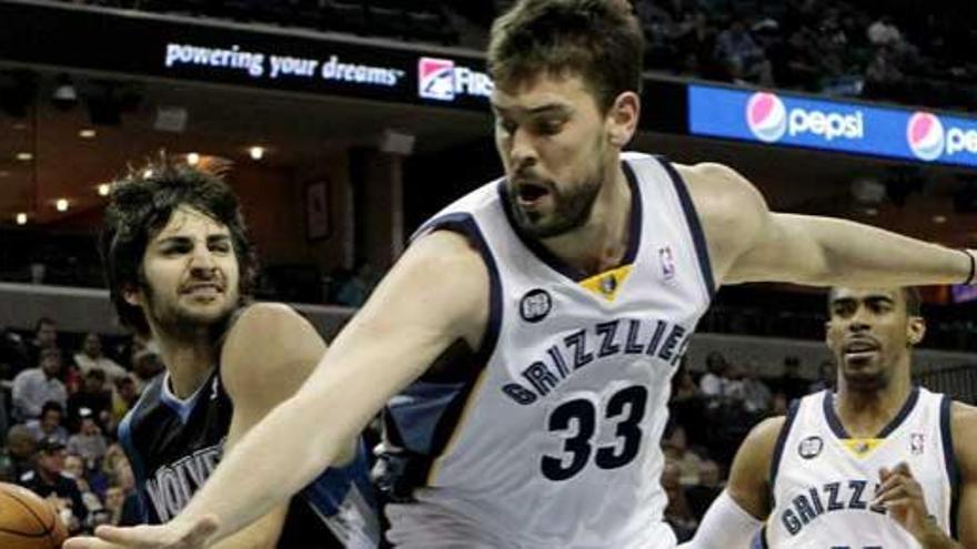 Marc Gasol y Ricky Rubio pelean por un balón.