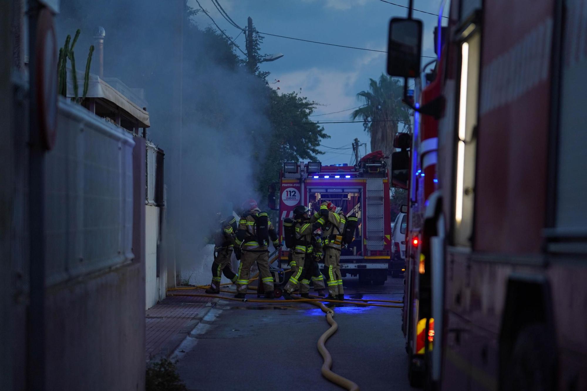 Todas las imágenes del incendio de un garaje lleno de motos en Puis d'en Valls
