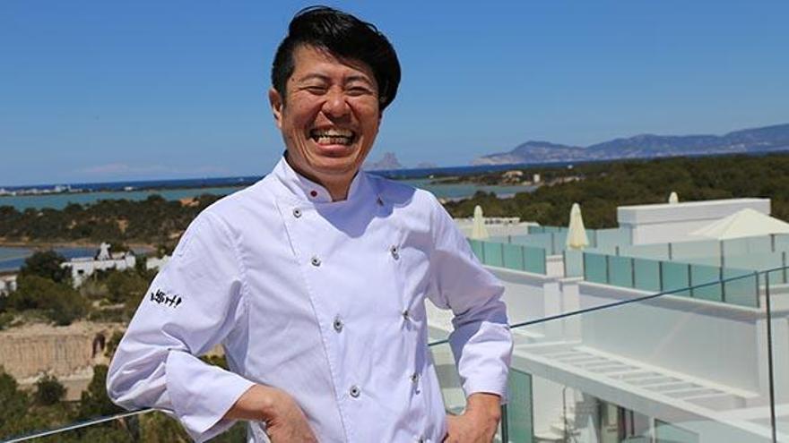 El chef Hideki Matsuhisa posa en la terraza del restaurante Kokoy.