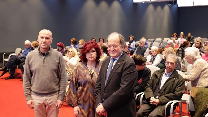 Por la izquierda, Celestino Varela, María Sanhuesa y Juan Carlos Rodríguez-Ovejero, presidente de la Fundación Ópera de Oviedo, ayer, en el Club Prensa Asturiana de LA NUEVA ESPAÑA.