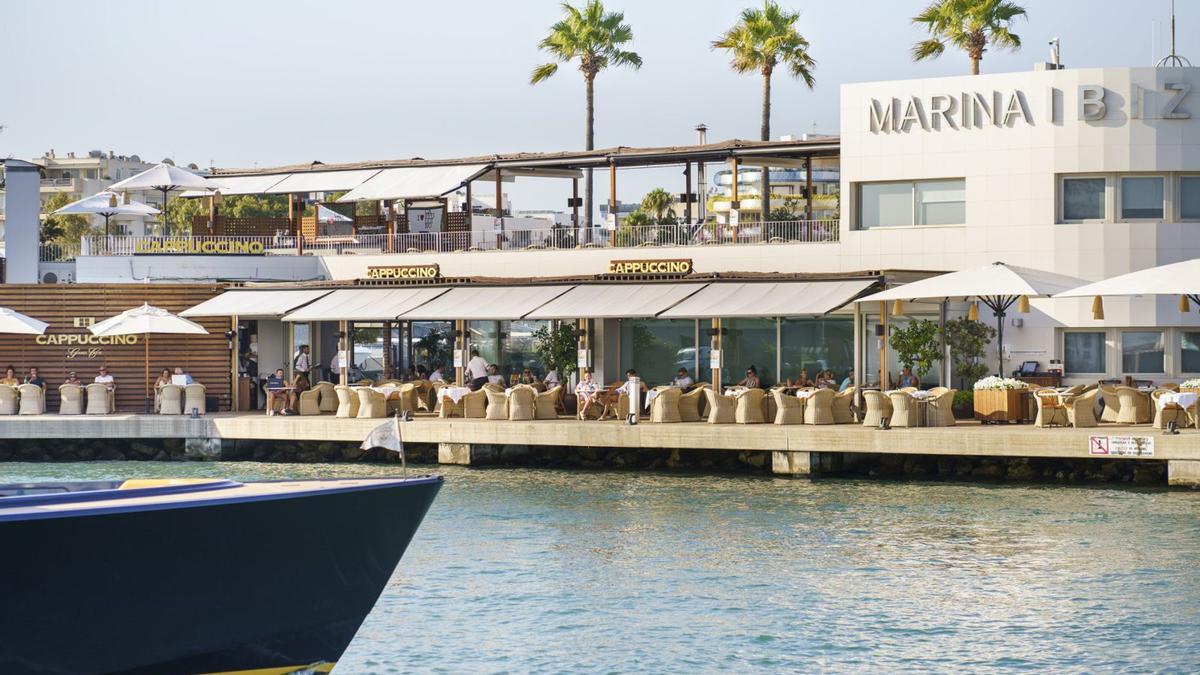 Cappuccino Marina Ibiza es un espacio completamente rodeado de mar, con amplias terrazas en dos plantas y las mejores vistas panorámicas a Dalt Vila.