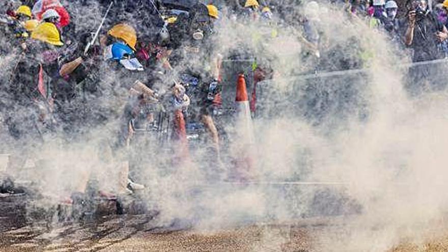 La policia llança gas lacrimogen als manifestants