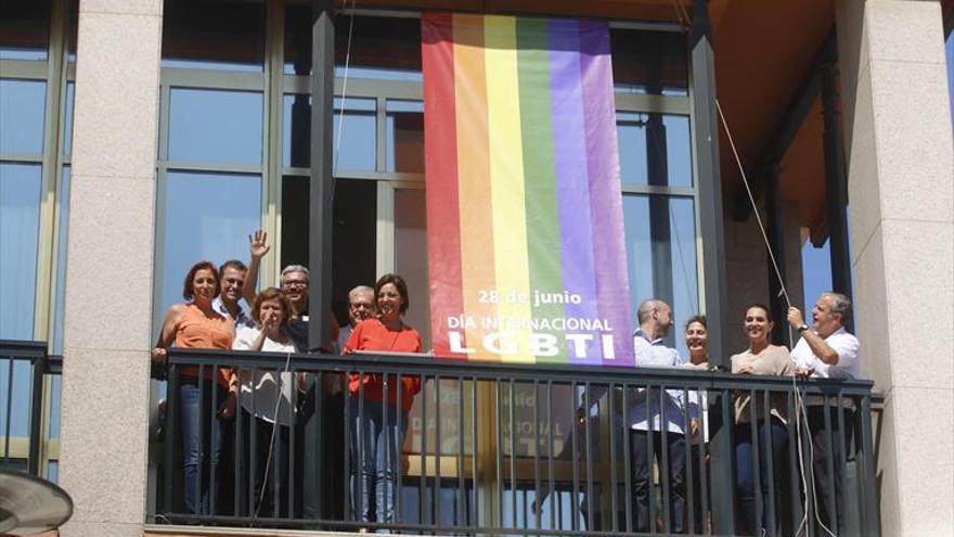 La bandera multicolor ondea ya en el Ayuntamiento