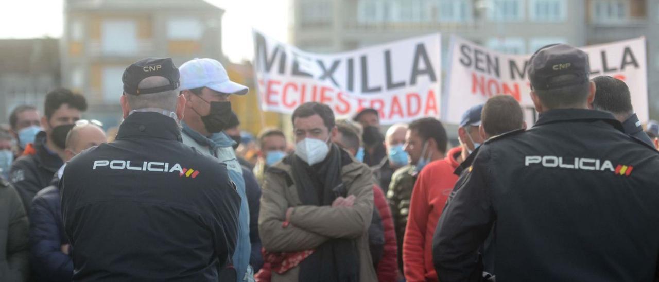 Una de las protestas de los bateeiros en defensa de su derecho a recolectar cría (mejilla).   | //  NOÉ PARGA