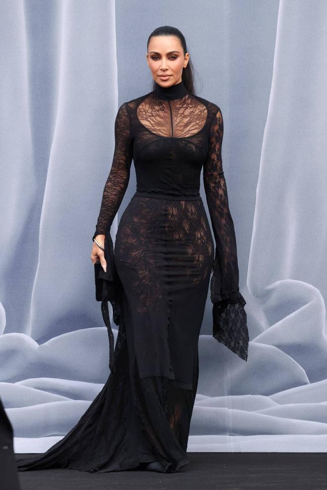 Kim Kardashian en el desfile de Balenciaga con vestido negro de encaje