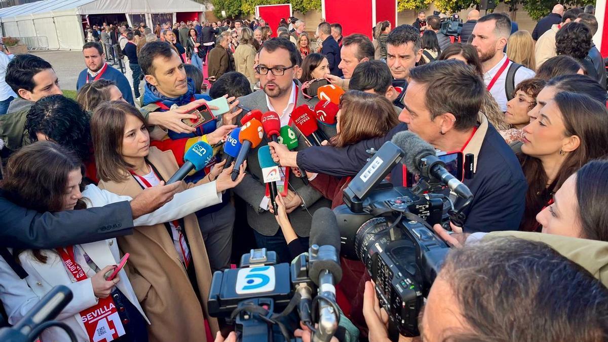 Barbón marca perfil en Sevilla: “Estoy a favor de un estado federal”.