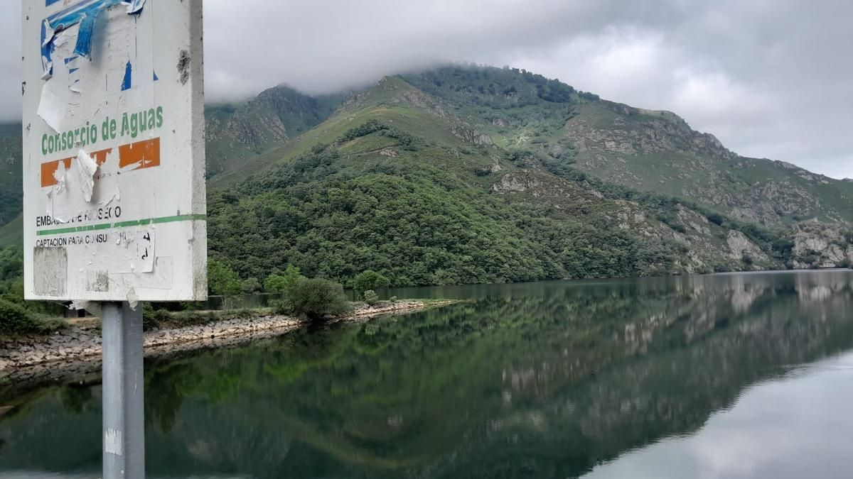El embalse de Rioseco, con un gran nivel de agua.