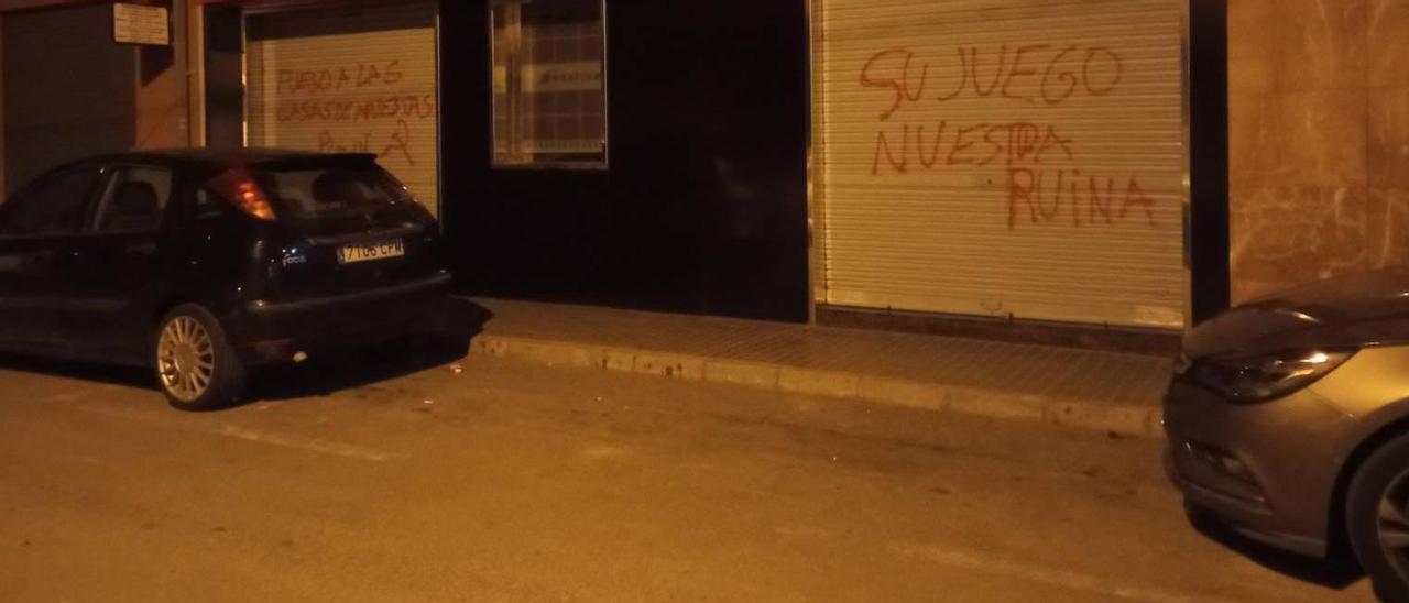 Las pintadas realizadas durante la madrugada de este jueves en una casa de apuestas de Novelda.