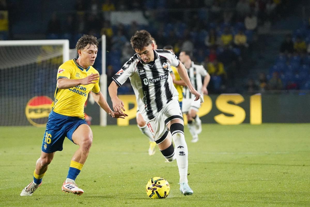 Cala avanza con la pelota durante el partido entre Las Palmas y el Castellón.