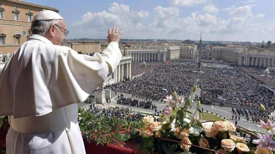 El papa Francisco saluda a los fieles congregados en la Plaza de San Pedro. // Efe