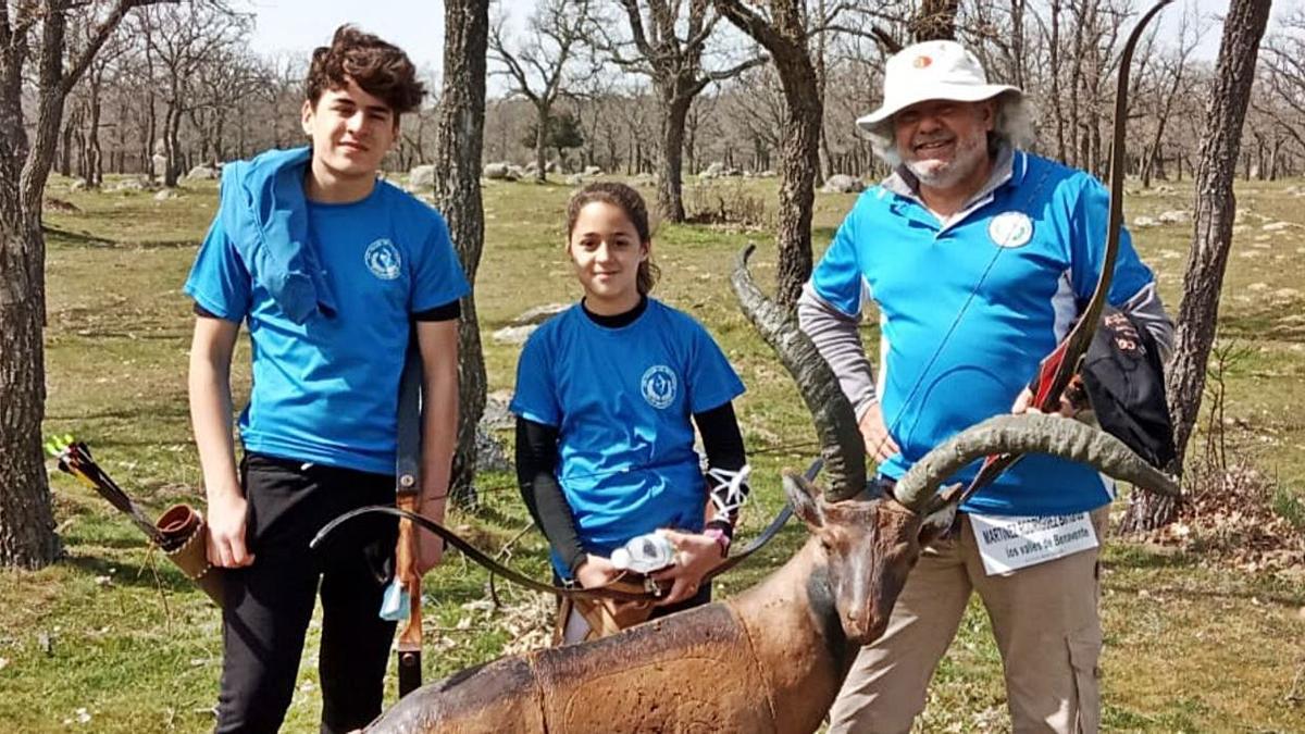 Alejandro, Natalia y Bernardo Martínez posan en Villacastín tras el inicio de la Liga Regional.