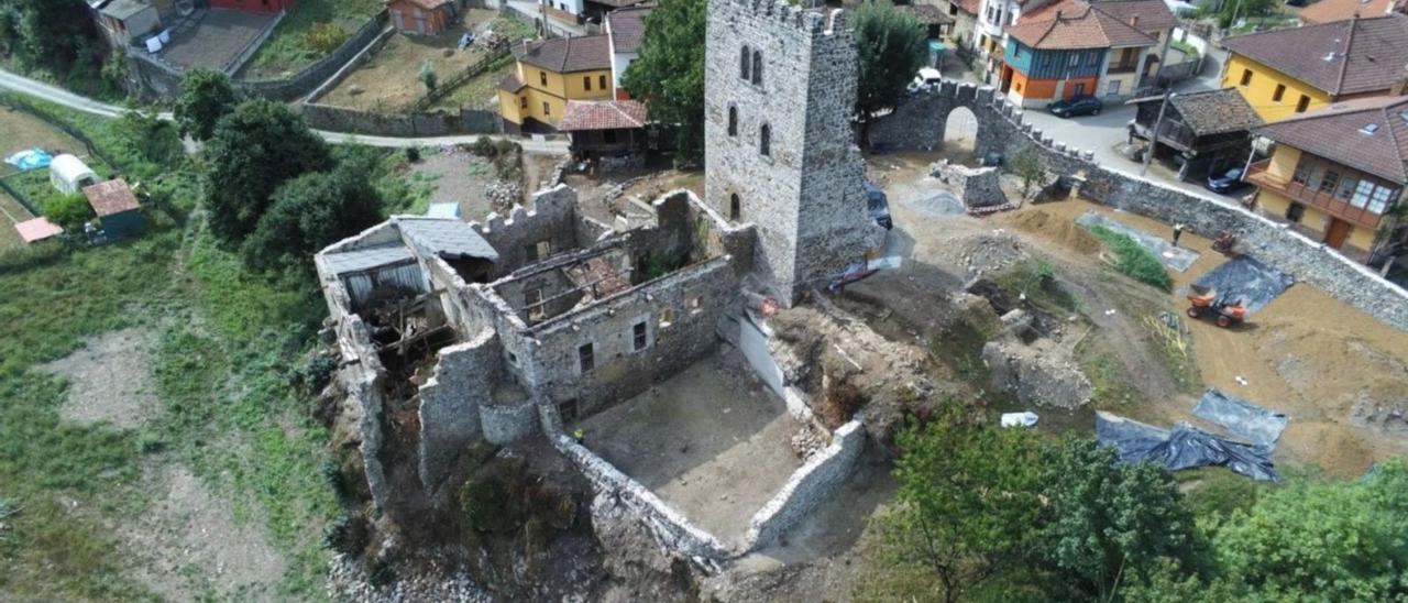 Imagen aérea del conjunto de la torre de Soto, tomada con un dron. | Castrum / J.I. Jiménez Chaparro