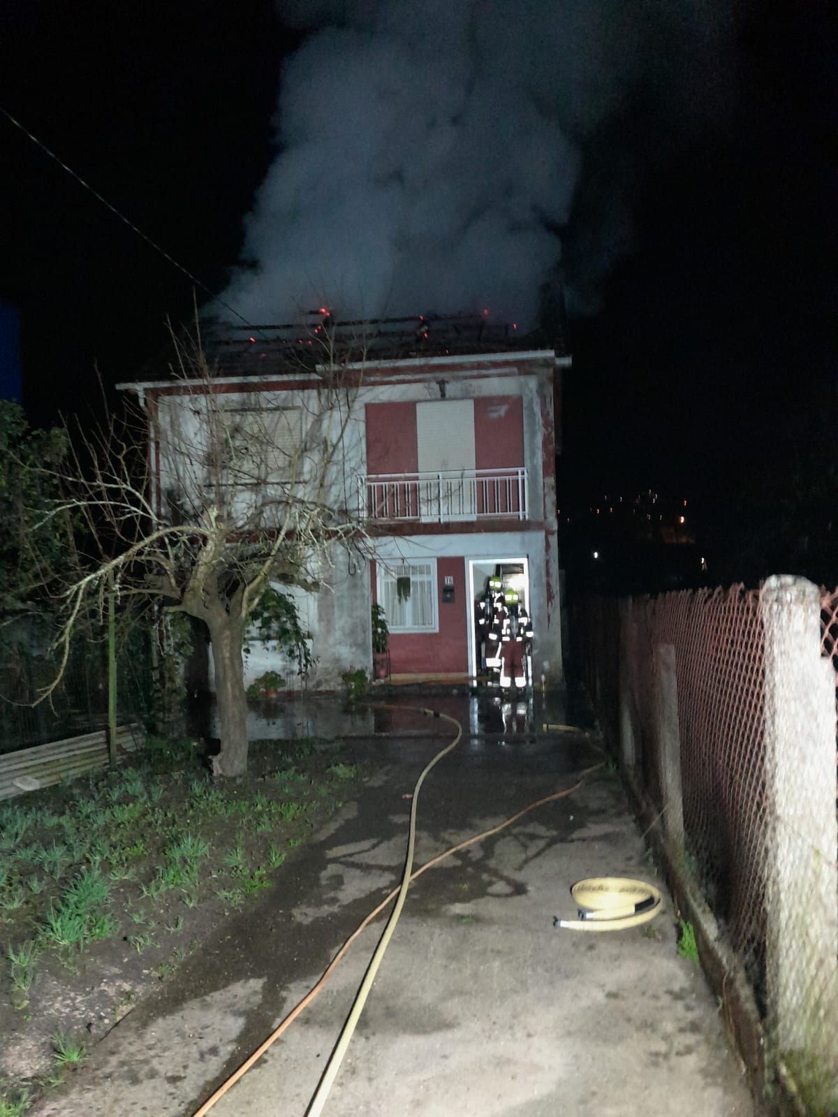 Dos incendios nocturnos en Mos y Redondela