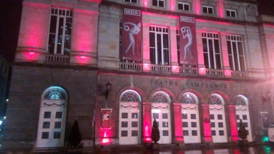 El Campoamor luce de color rojo por el día de la Tuberculosis