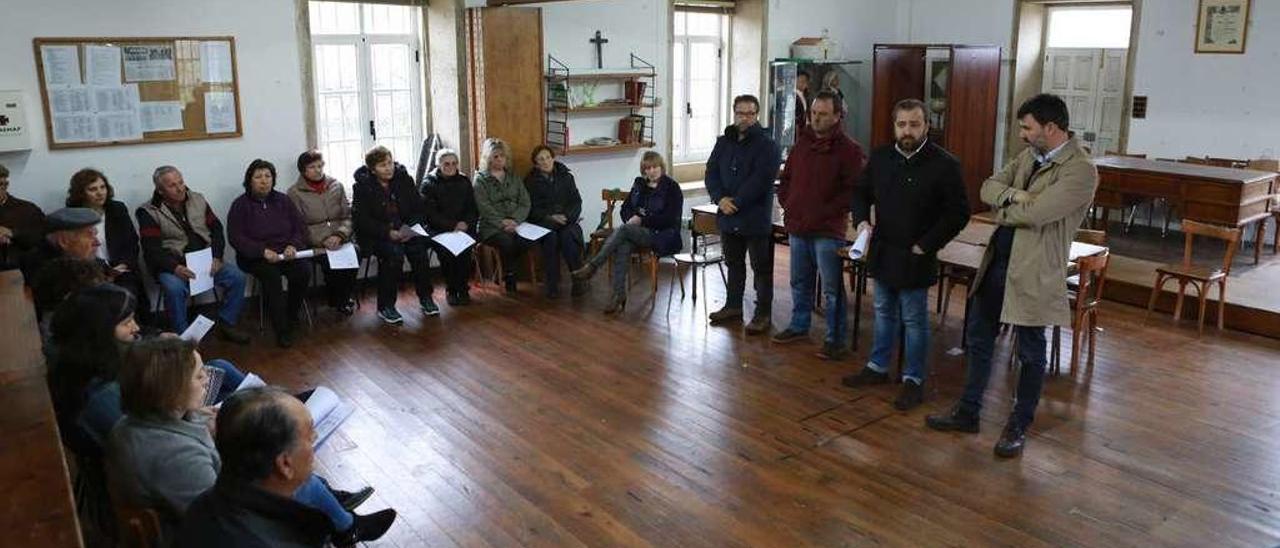 Reunión de miembros del gobierno con vecinos de Soutolongo, ayer, en la antigua escuela de la parroquia. // Bernabé