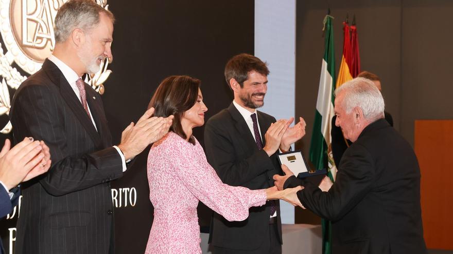 El emotivo gesto de doña Letizia al entregar a Victor Manuel la Medalla de Oro al Mérito en las Bellas Artes