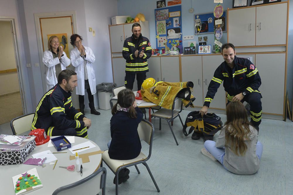 Los bomberos visitan la unidad de Pediatría del Hospital General de Elche.