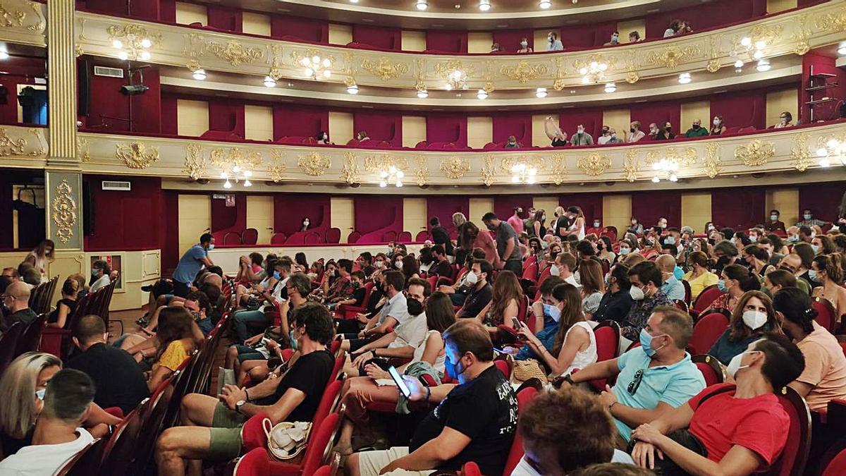 Los asistentes al concierto en el Teatre Principal, sin la distancia entre no convivientes.