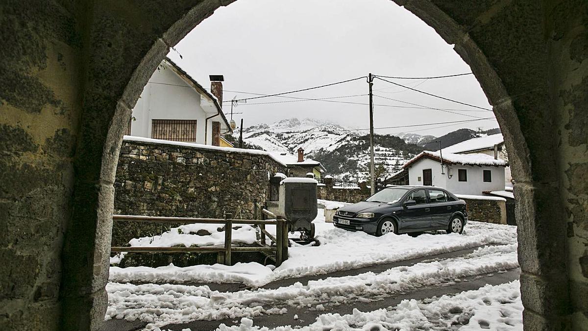 Nieve en las aceras de la localidad allerana de Felechosa, el pasado invierno. | Irma Collín