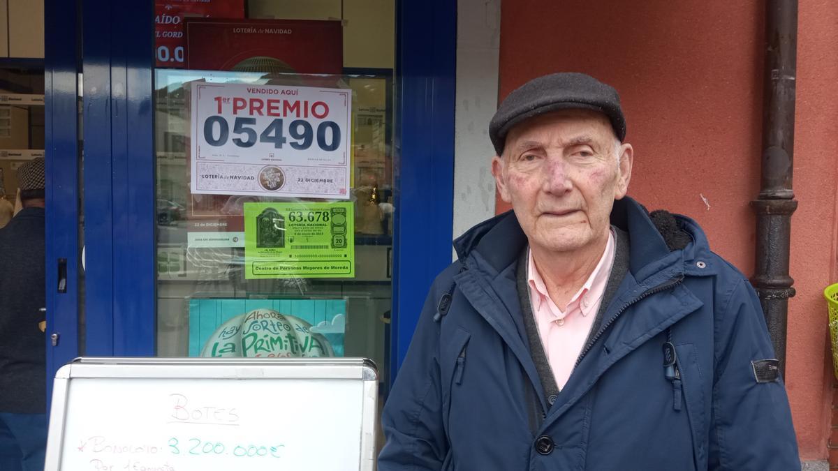 Jesús Martínez, &quot;Chuso&quot;, ante la administración de lotería Los Collaínos, en Moreda