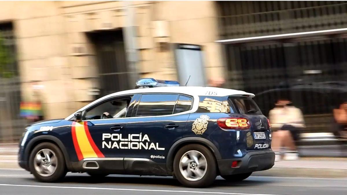 Un coche patrulla de la Policía, en la calle Curros Enríquez de Ourense.
