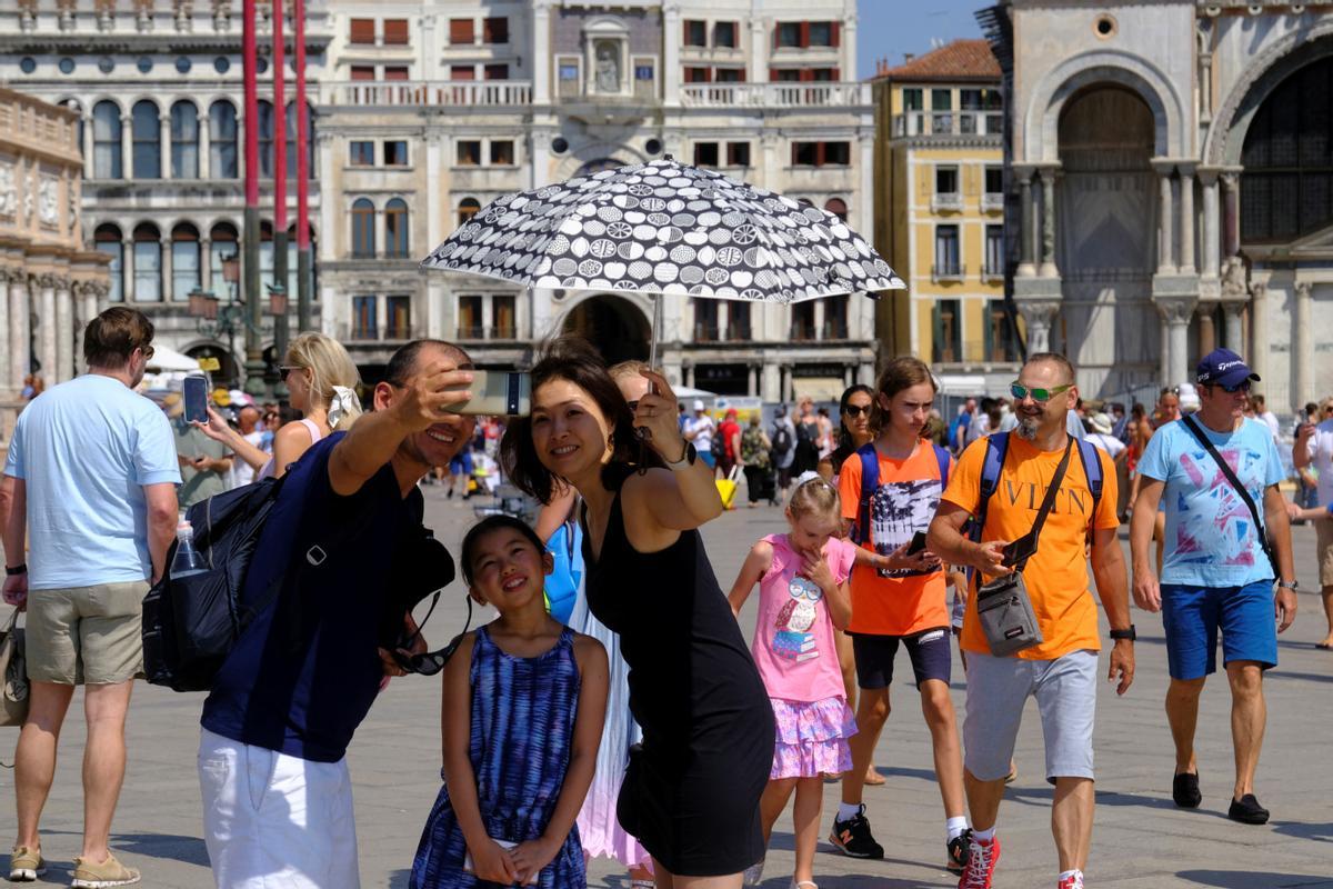 Turistas acalorados en la plaza de San Marcos, en Venecia