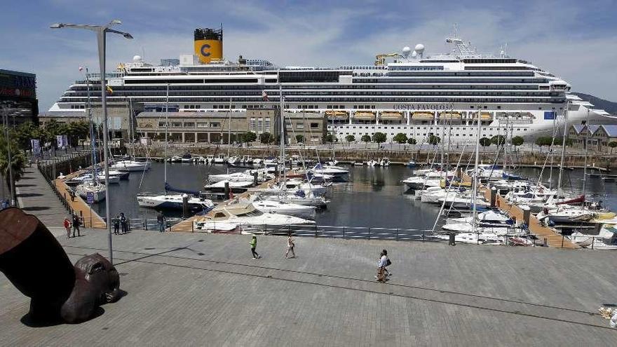 Tres mil cruceristas llegan a Vigo a bordo del &quot;Costa Favolosa&quot;