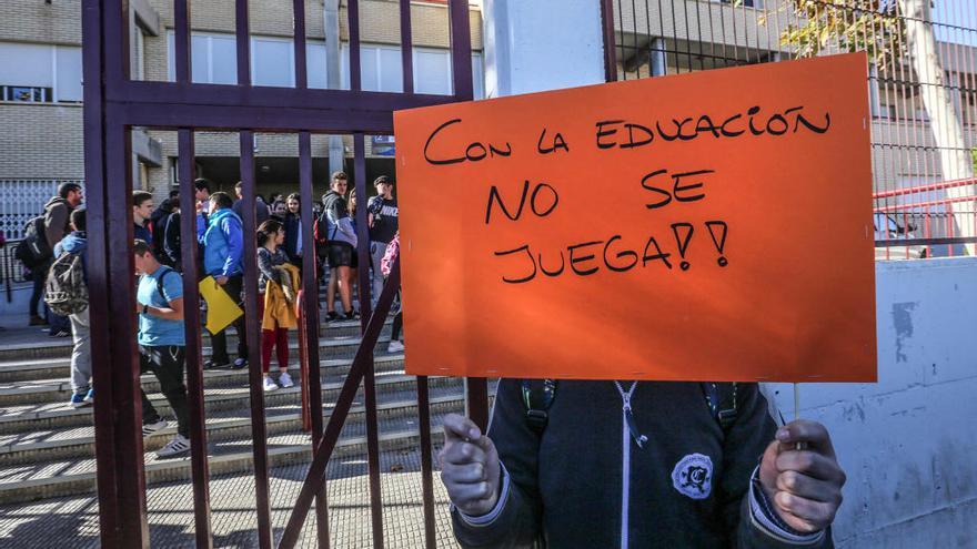 Una reciente protesta en el centro educativo oriolano contra los barracones