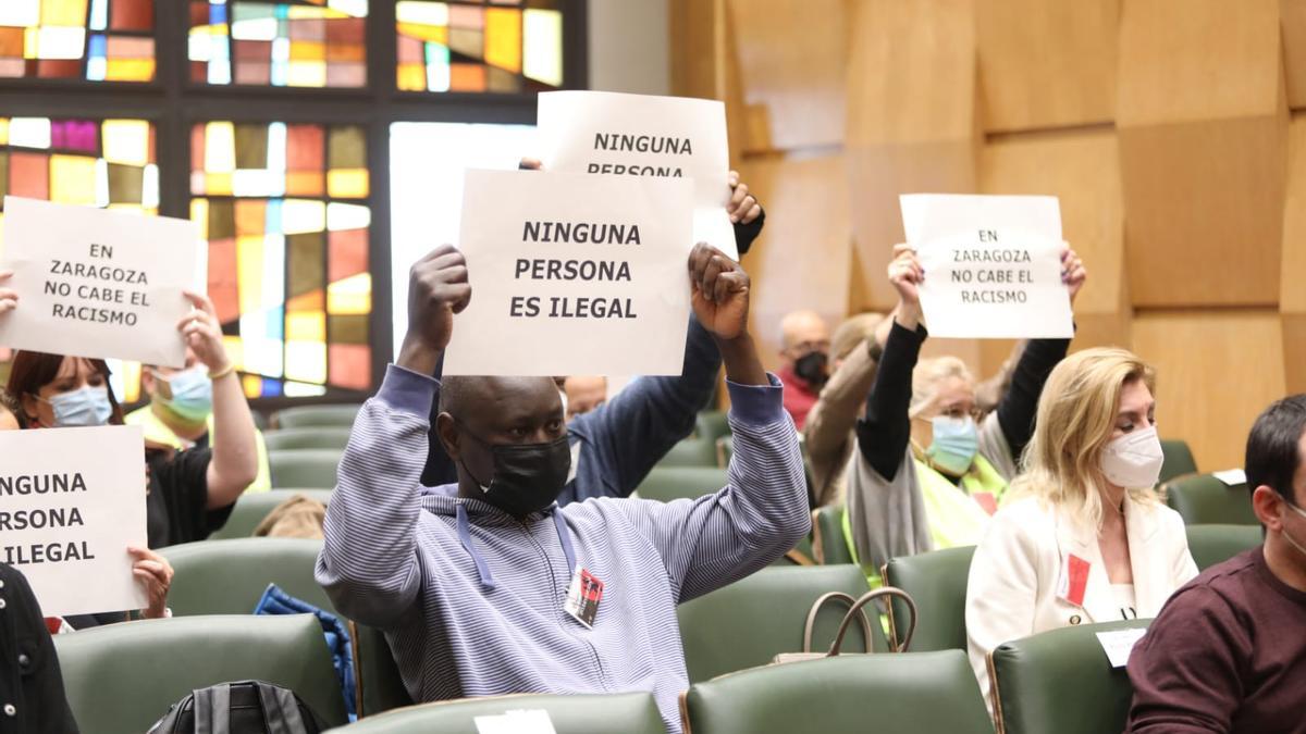 Reivindicación por la igualdad en el salón de plenos del Ayuntamiento de Zaragoza.