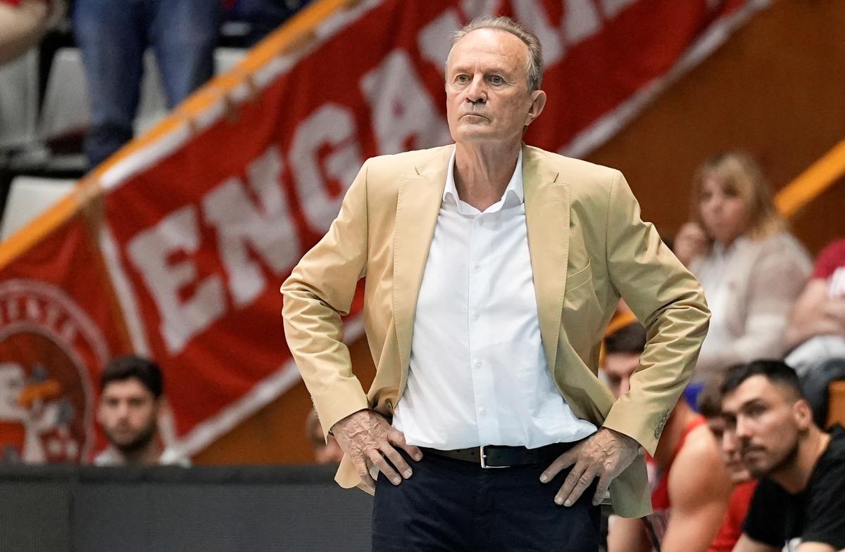 Aíto observa el juego en el partido ante el Río Breogán