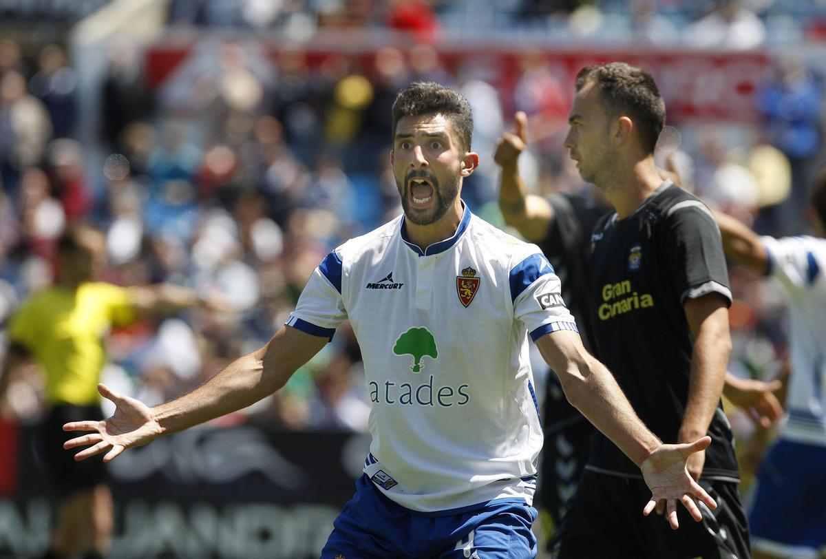 Álvaro González, en un partido con el Real Zaragoza.