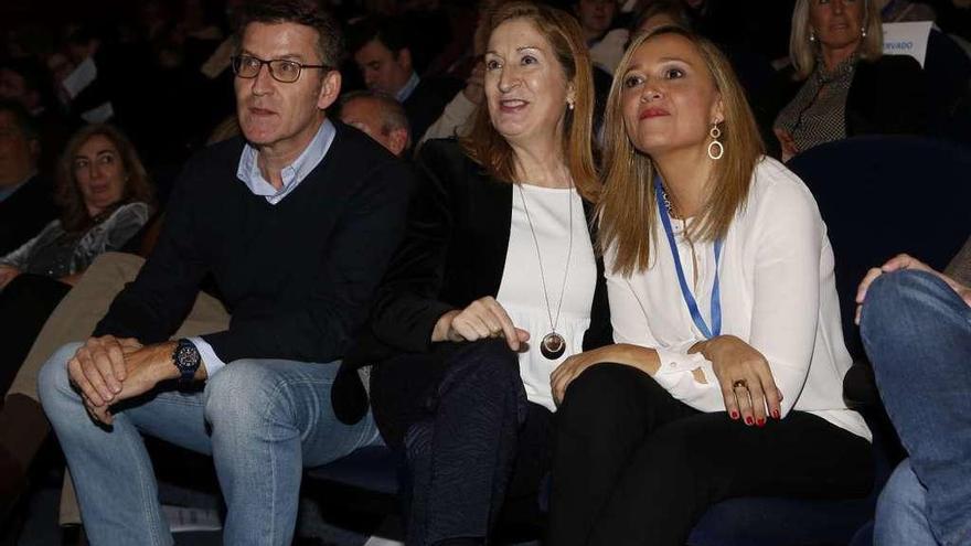 Feijóo, Pastor y Muñoz, en primera fila en el Centro Social Afundación, escuchando a Rueda. // R. Grobas