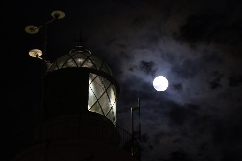 La superluna en Málaga se vio enturbiada por los cielos nubosos de la tarde del lunes.