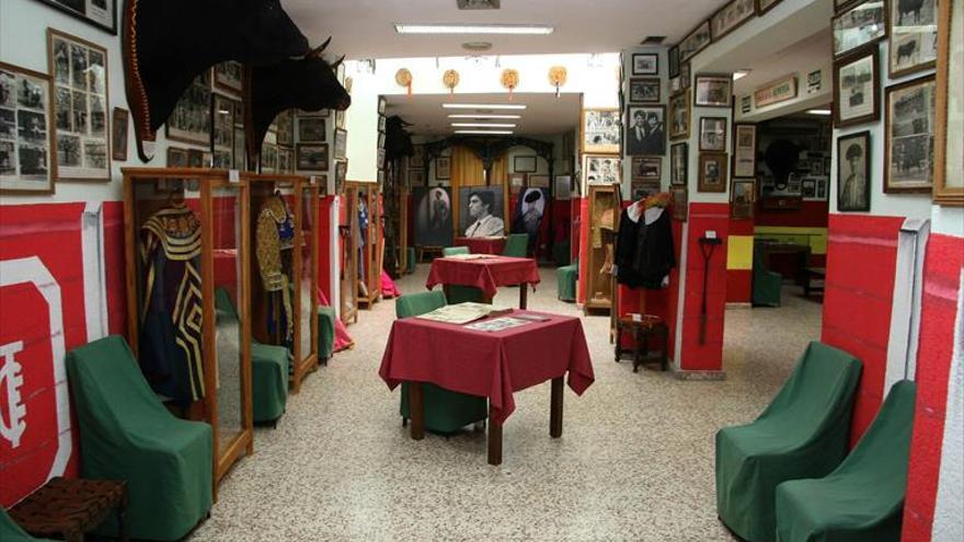 El Club Taurino pacense muestra su patrimonio desde el siglo XVII