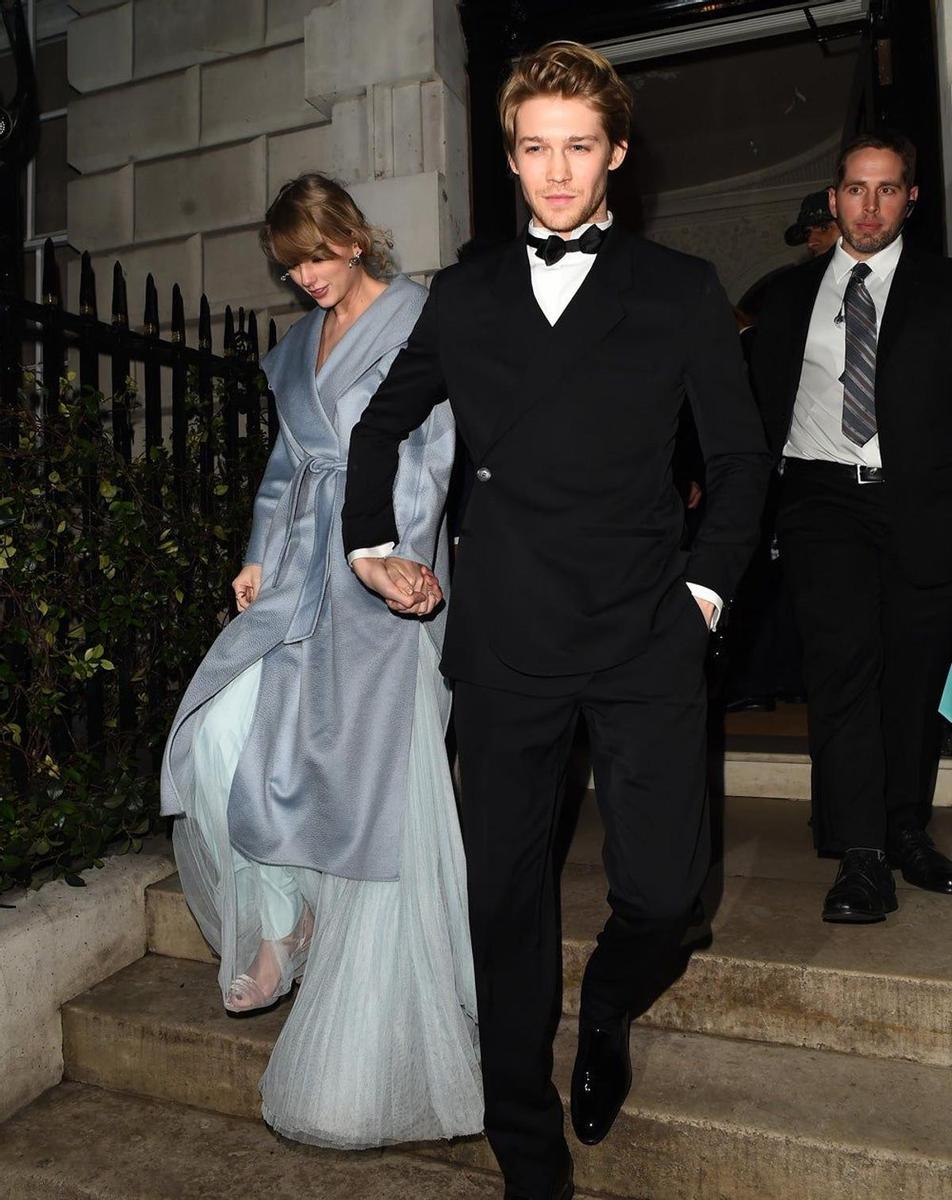 Taylor Swift y su novio en los BAFTA