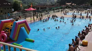 Mieres amplía sus servicios de autobús para las piscinas de Turón y Paxío