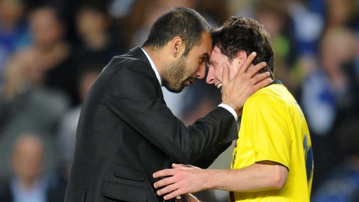 Guardiola y Messi celebran el gol de Iniesta en Stamford Bridge (2009).