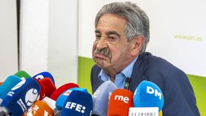SANTANDER, 02/04/2025.- El secretario general del PRC y expresidente de Cantabria Miguel Angel Revilla comparece ante los medios de comunicación tras conocerse que el rey emérito Juan Carlos de Borbón le va a demandar por derecho al honor por las expresiones calumniosas e injuriosas. EFE/ Román G. Aguilera