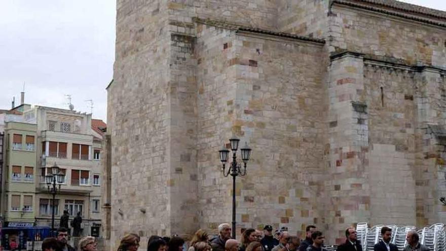 Los periodistas se concentran en la Plaza Mayor.