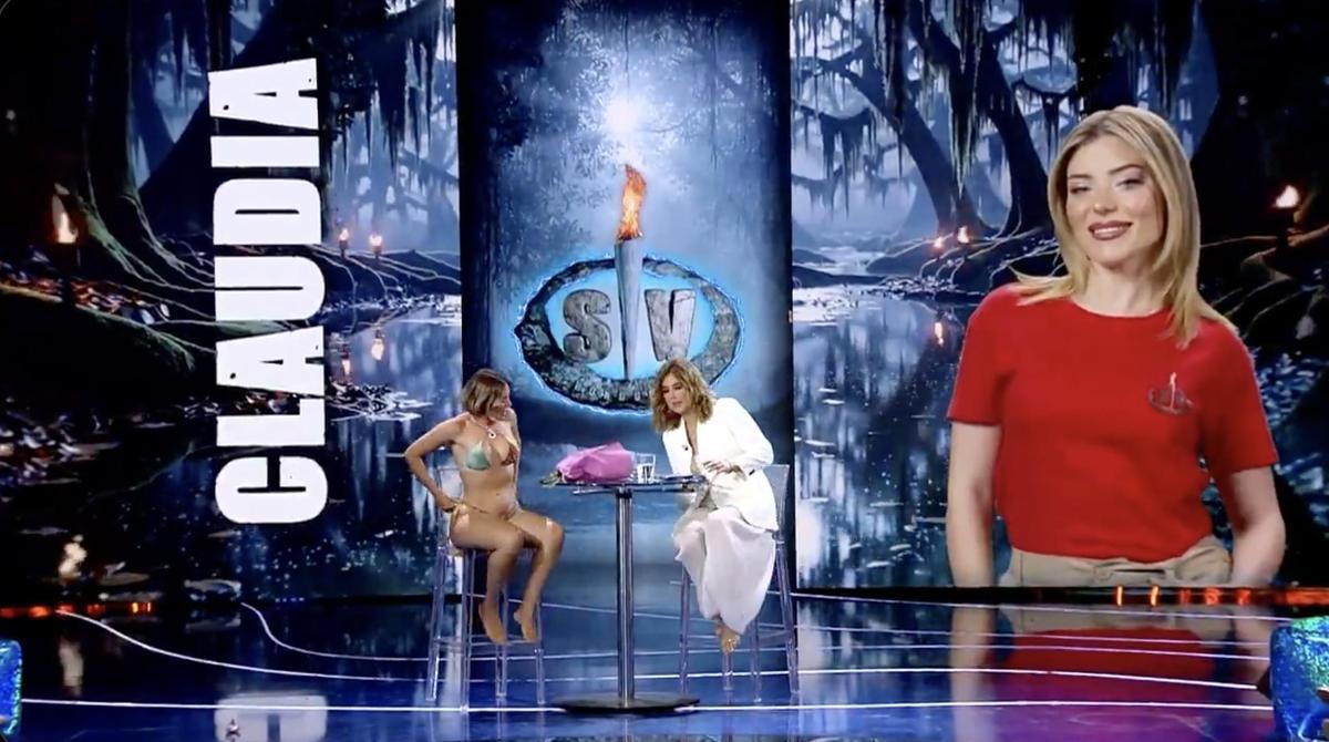 Claudia fue recibida entre vítores y aplausos en el plató de 'Supervivietes'
