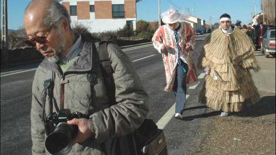 El japonés Motoyuki Itakura en su seguimiento del Tafarrón en Pozuelo de Tábara