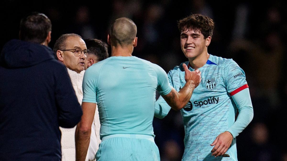 Oriol Romeu felicita a Pau Cubarsí tras su debut con el primer equipo del Barça ante el Unionistas en Salamanca.