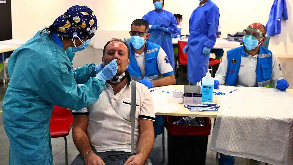 Un madrileño, en la toma de muestras para un test PCR.